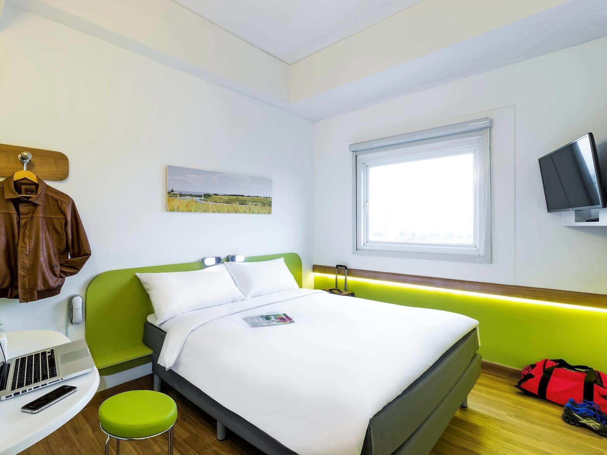 Deka Hotel Surabaya Hr Muhammad Exterior photo